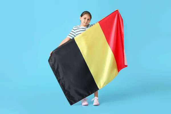 Kleines Mädchen Mit Belgischer Flagge Auf Farbigem Hintergrund — Stockfoto