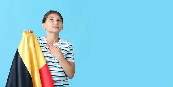 Kleines Mädchen Mit Belgischer Flagge Auf Farbigem Hintergrund — Stockfoto