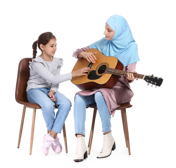 Privat Muslimsk Musik Lärare Ger Gitarr Lektion Till Liten Flicka — Stockfoto