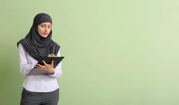 Muslim Secretary Clipboard Color Background — Stock Photo, Image