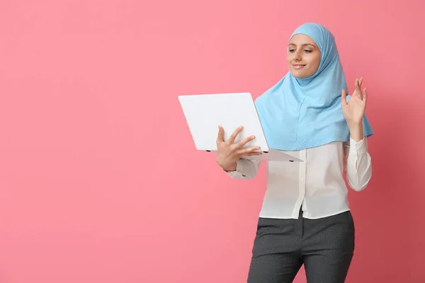 Renkli Dizüstü Bilgisayarı Olan Müslüman Sekreter — Stok fotoğraf