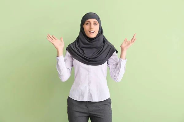 Überraschte Muslimische Sekretärin Auf Farbigem Hintergrund — Stockfoto