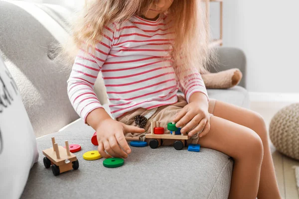 Söt Liten Flicka Leker Med Byggstenar Soffan Hemma — Stockfoto