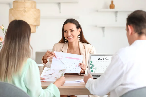 Female Wedding Planner Discussing Ceremony Clients Office — Stock Photo, Image