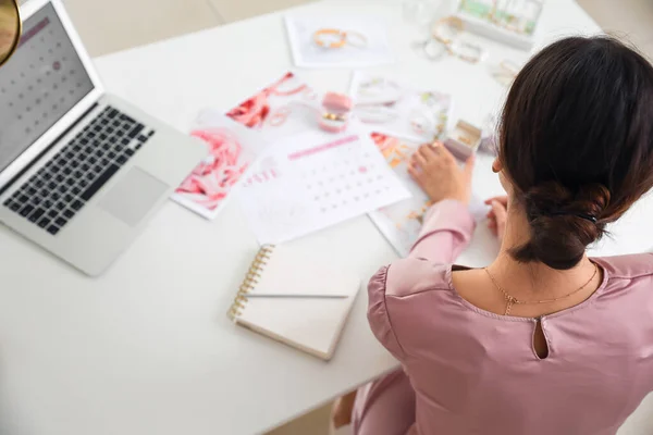 Organizador Bodas Femenino Trabajando Oficina — Foto de Stock