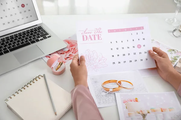 Planejador Casamento Feminino Trabalhando Escritório — Fotografia de Stock