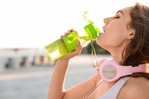 Beautiful Young Woman Headphones Drinking Water Training Outdoors Closeup — Stock Photo, Image