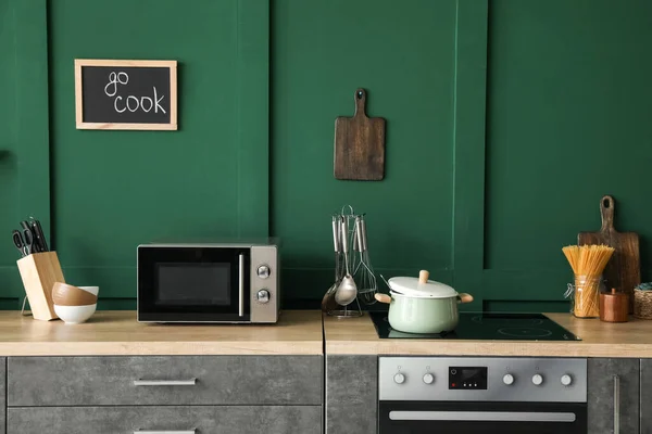 Interieur Van Stijlvolle Keuken Met Groene Muur — Stockfoto