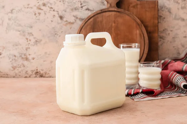 Галлонова Пляшка Молока Столі — стокове фото