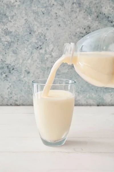 Наливаємо Молоко Галонної Ємності Склянку Столі — стокове фото