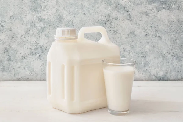 Gallone Flasche Und Glas Milch Auf Dem Tisch — Stockfoto