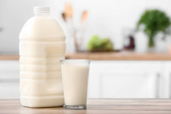 Пляшка Галон Склянка Молока Столі Кухні — стокове фото