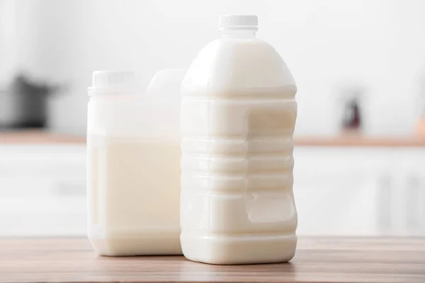 Галлонові Пляшки Молока Столі Кухні — стокове фото