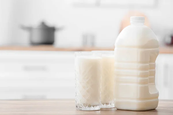 Бутылка Галлона Стакан Молока Столе Кухне — стоковое фото
