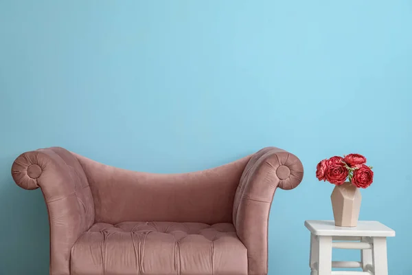 Sillón Rosa Jarrón Con Flores Taburete Cerca Pared Azul — Foto de Stock