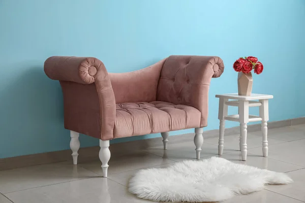 Розовое Кресло Ваза Цветами Стуле Возле Голубой Стены — стоковое фото