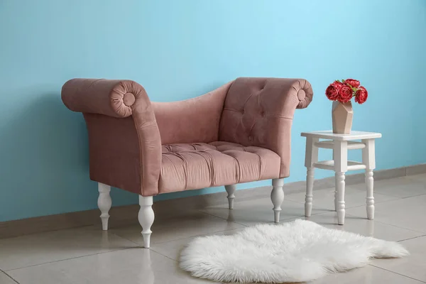 Sillón Rosa Jarrón Con Flores Taburete Cerca Pared Azul — Foto de Stock