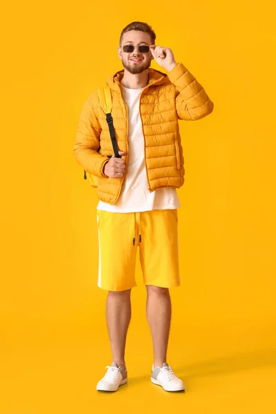 Elegante Joven Con Chaqueta Sobre Fondo Amarillo — Foto de Stock