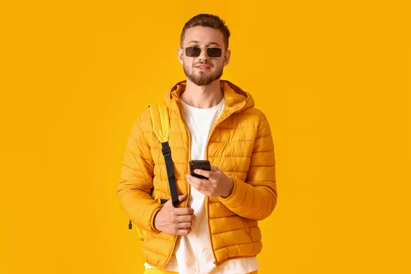 Стильний Молодий Чоловік Використовує Мобільний Телефон Жовтому Фоні — стокове фото