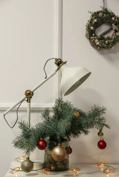 Köknar Dallı Vazo Noel Baloları Lamba Işık Duvarının Yanında — Stok fotoğraf