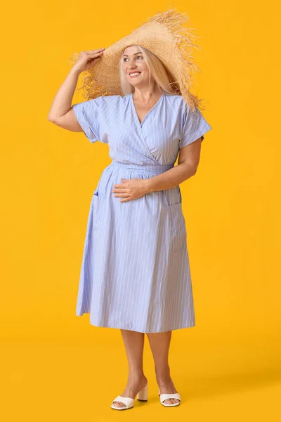 Modische Reife Frau Mit Strohhut Auf Farbigem Hintergrund — Stockfoto