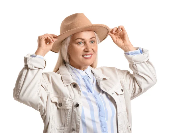 Sorrindo Mulher Madura Usando Chapéu Feltro Fundo Branco — Fotografia de Stock