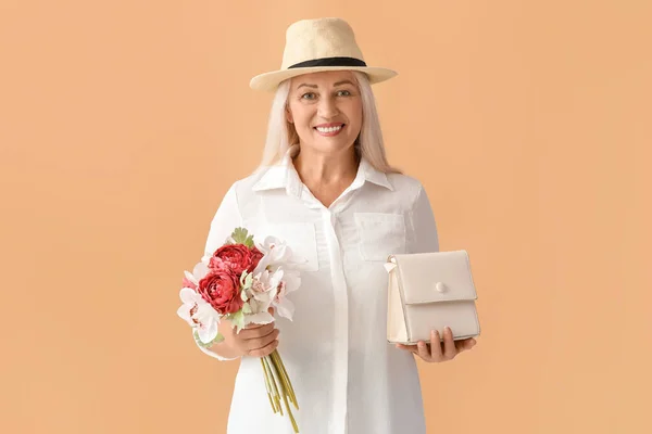 Mujer Madura Moda Sosteniendo Bolso Elegante Ramo Flores Fondo Color — Foto de Stock