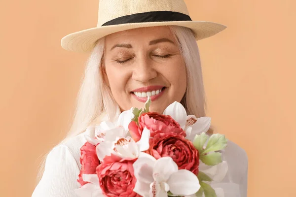 Улыбающаяся Зрелая Женщина Закрытыми Глазами Держит Букет Красивых Цветов Цветном — стоковое фото