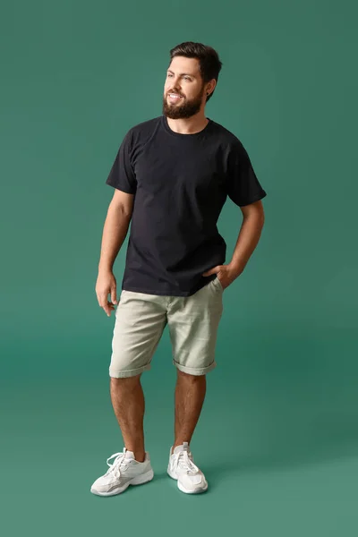 Schöner Mann Schwarzen Shirt Auf Grünem Hintergrund — Stockfoto