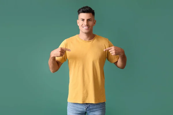 Hombre Joven Guapo Elegante Camiseta Sobre Fondo Color — Foto de Stock