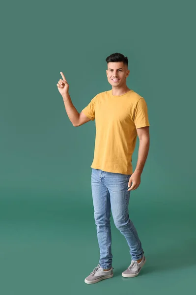 Hombre Joven Guapo Elegante Camiseta Que Apunta Algo Fondo Color —  Fotos de Stock