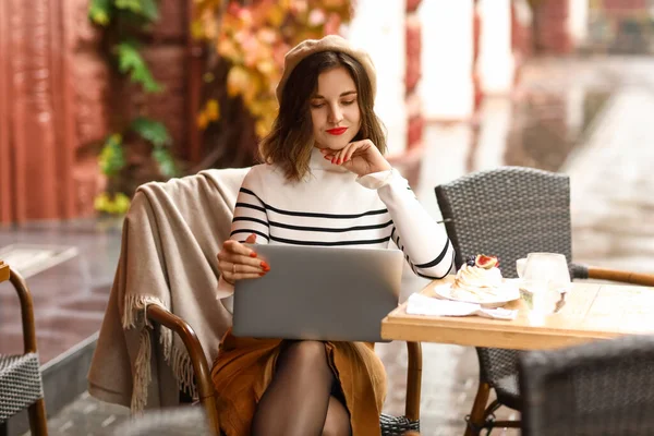 Mujer Moda Usando Portátil Cafetería Calle — Foto de Stock