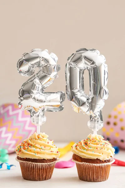 Gustosi Cupcake Compleanno Con Decorazioni Sfondo Grigio — Foto Stock