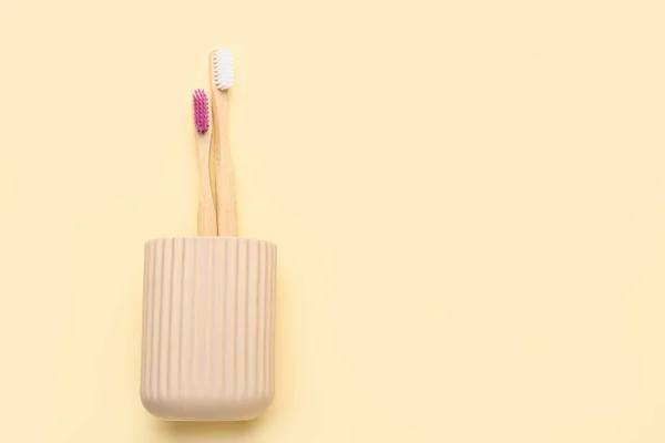 Halter Mit Verschiedenen Hölzernen Zahnbürsten Auf Farbigem Hintergrund — Stockfoto