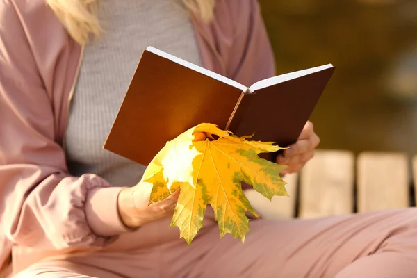 Зріла Жінка Читає Книгу Біля Річки Осінній День — стокове фото