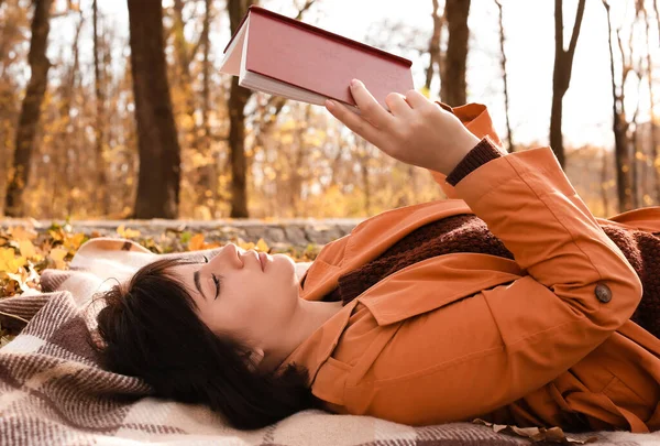Young Woman Plaid Reading Book Autumn Park — Stock Photo, Image