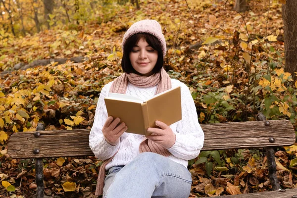 Mulher Bonita Sentada Banco Madeira Livro Leitura Parque Outono — Fotografia de Stock