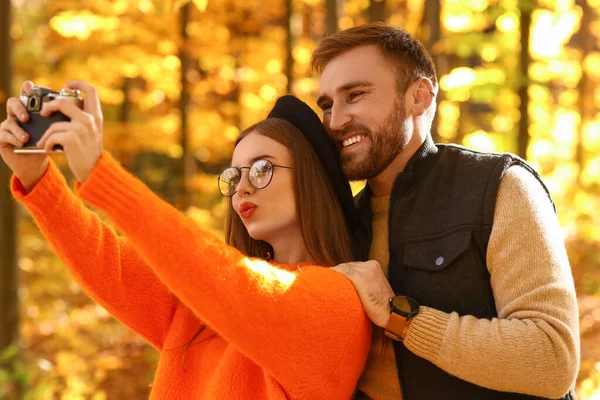 Jong Liefdevol Paar Het Nemen Van Selfie Herfst Park — Stockfoto