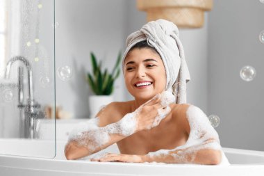 Güzel genç bayan evde banyo yapıyor.