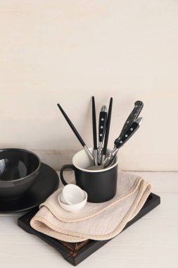 Hafif ahşap arkaplanda şık sofra takımı