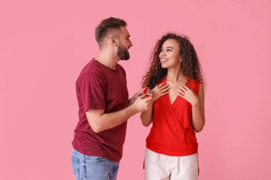 Genç bir adam kız arkadaşına evlenme teklif ediyor.