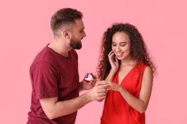 Genç bir adam kız arkadaşına evlenme teklif ediyor.