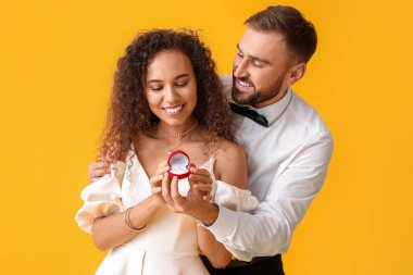 Genç bir adam kız arkadaşına evlenme teklif ediyor.