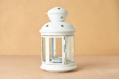 Bej arka planda yanan mum ile güzel bir Noel feneri