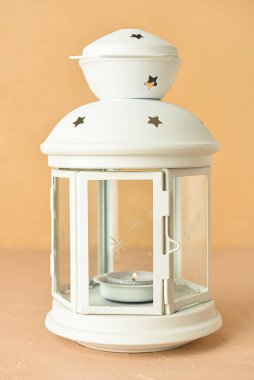 Bej arka planda yanan mum ile güzel bir Noel feneri