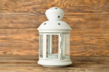 Ahşap zemin üzerinde yanan mum ile güzel bir Noel feneri