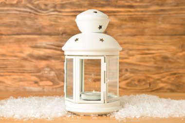 Güzel Noel feneri, yanan mum ve ahşap zemin üzerinde kar.