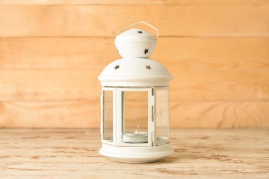 Ahşap zemin üzerinde yanan mum ile güzel bir Noel feneri