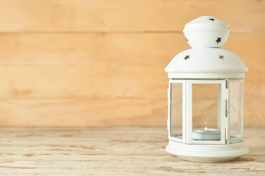 Ahşap zemin üzerinde yanan mum ile güzel bir Noel feneri