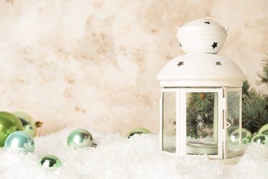 Güzel Noel feneri, yanan mum, hafif arka planda kar ve toplar.
